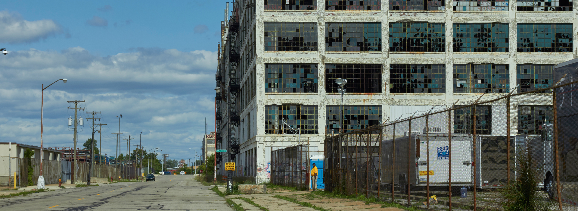 riesigen, brachliegenden Fabrikgebäuden, noch aus der Zeit der Motor-City…